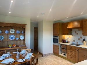 A kitchen or kitchenette at Meikle Aucheoch Holiday Cottage, plus Hot Tub, Near Maud, in the heart of Aberdeenshire