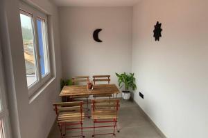 O zonă de relaxare la Duplex con terraza