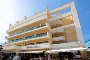 ein hohes Gebäude mit einem Restaurant davor in der Unterkunft Hotel Atol in Sonnenstrand