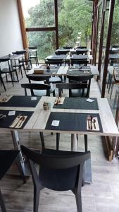 una fila de mesas y sillas en un restaurante en Relais FraSimon Antico Casale, en San Vito Chietino