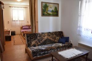 un soggiorno con un divano e un tavolo di Šćekić Accommodation a Žabljak