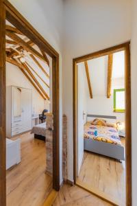 Un pat sau paturi într-o cameră la Olive Hill Familly House