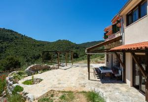 O vedere generală la munți sau o vedere la munte luată de la această casă de vacanță