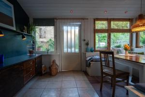 eine Küche mit einem Tisch und einem Stuhl darin in der Unterkunft Pension Kirschberg in Bretleben