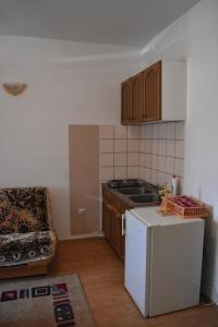 una cucina con fornelli e frigorifero bianco di Šćekić Accommodation a Žabljak