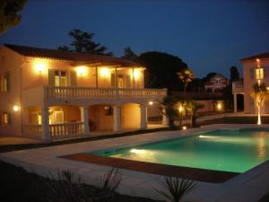 une villa avec une piscine la nuit dans l'établissement Villa Playa del Sol -B4, à Saint-Tropez