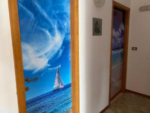 マロッタにあるMarotta Charminghouseの海上帆船の絵付き扉