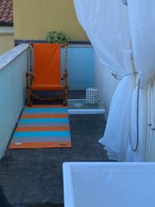マロッタにあるMarotta Charminghouseのバルコニー(カーテン付)のオレンジチェア
