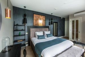 een slaapkamer met een groot bed met blauwe muren bij No. 377 House in Amsterdam