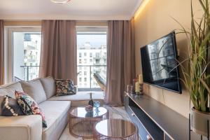 Televízia a/alebo spoločenská miestnosť v ubytovaní Apartament Golden Rose