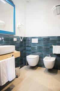 een badkamer met een toilet en een wastafel bij Isolotto Guest House in Porto Ercole