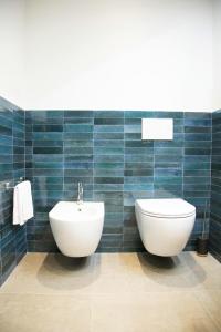 een badkamer met een toilet en een bidet bij Isolotto Guest House in Porto Ercole