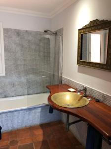 コラレホにあるMirando a Lobosのバスルーム(シンク、鏡付きシャワー付)