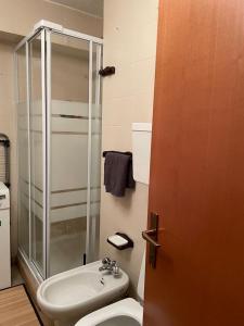 Un baño con ducha, inodoro y lavabo. en Be Smiling Apartment, en Passo del Tonale 26 fotos más