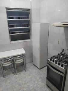 Virtuvė arba virtuvėlė apgyvendinimo įstaigoje Apartments Almirante Goncalves