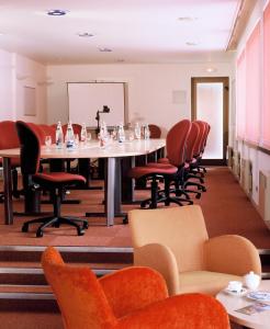 オルベにあるLogis Hostellerie Motel Au Bois Le Sireのカンファレンスルーム(テーブル、椅子付)