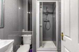 een kleine badkamer met een toilet en een douche bij Sunderland City Centre Apartments free parking and Wi-Fi in Sunderland