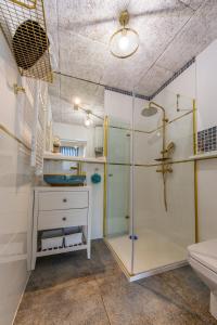 Ένα μπάνιο στο Domek z jacuzzi Summer House Dziwnówek Wrzosowo
