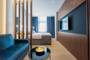 Caldo Luxury Rooms في سبليت: غرفة معيشة مع أريكة وسرير