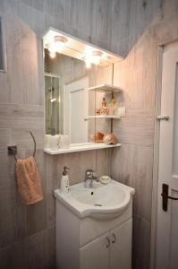 un baño con lavabo y espejo en Bell Tower Apartment, en Budva