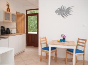 eine Küche und ein Esszimmer mit einem Tisch und Stühlen in der Unterkunft Apartments Dilk in Vis
