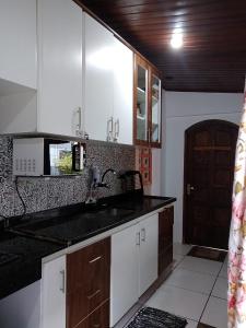 Ilha Grande Mar的厨房或小厨房