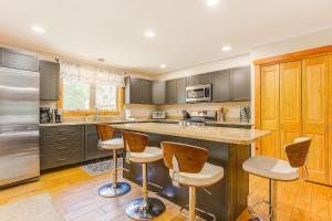 una cocina con electrodomésticos de acero inoxidable y armarios de madera en Bear Village 14 en Bartlett