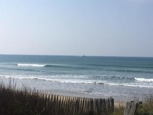 オーレーにあるT1 bis Aurayの塀付きの海岸からの海の景色