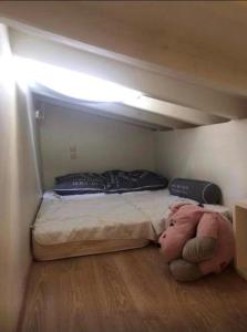 Кровать или кровати в номере Sani Villa Leventis, Apollon and Sokrates Corner
