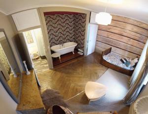 an overhead view of a bathroom with a tub at Le Cèdre Bleu - Maison d'hôtes 