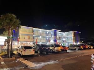 un estacionamiento con autos estacionados frente a un edificio en Ocean 5 Hotel en Myrtle Beach