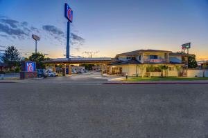 una gasolinera con un cartel delante en Motel 6-Anderson, CA - Redding Airport, en Anderson