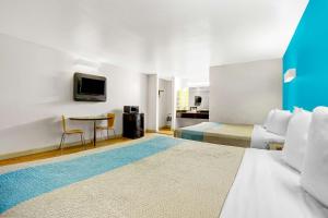 Pokój hotelowy z łóżkiem i biurkiem w obiekcie Motel 6-Anderson, CA - Redding Airport w mieście Anderson