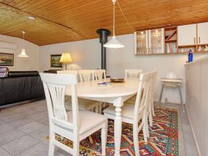Kuchyň nebo kuchyňský kout v ubytování 6 person holiday home in Dannemare + 10 fotografií