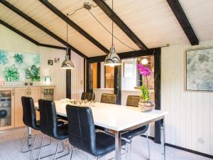 Kuchyň nebo kuchyňský kout v ubytování Holiday home Nørre Nebel LXXIV
