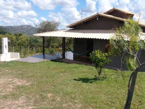 a view of a house with a yard at Casa da Seriema em Lapinha da Serra in Santana do Riacho