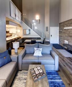 ein Wohnzimmer mit Sofa und Tisch in der Unterkunft Giant Steps 53 Ski in out in Brian Head
