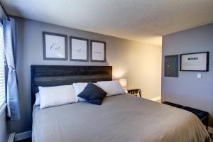 een slaapkamer met een bed met drie foto's aan de muur bij Giant Steps 53 Ski In-out in Brian Head