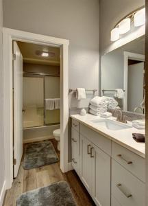 ein Badezimmer mit Waschbecken, Toilette und Spiegel in der Unterkunft Giant Steps 53 Ski in out in Brian Head + 24 Fotos