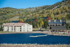 ein Boot im Wasser vor einem Gebäude in der Unterkunft Giant Steps 53 Ski in out in Brian Head