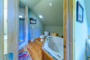 Koupelna v ubytování Bristlecone Cabin + 22 fotografií