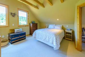 1 dormitorio con 1 cama y 2 ventanas en Bristlecone Cabin, en Brian Head
