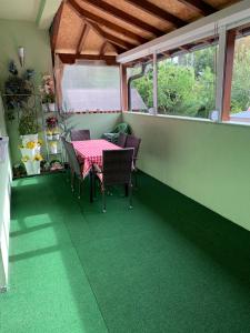 Jardí fora de Apartman Pejica