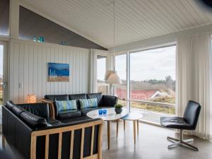 ein Wohnzimmer mit einem Sofa und einem Tisch in der Unterkunft Holiday home Fanø CLXXXIV in Fanø