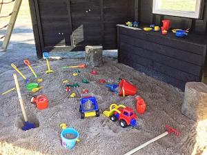 Zona de juegos infantil en 8 person holiday home in Bindslev