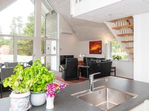 een keuken met een wastafel en een woonkamer bij 6 person holiday home in R m in Toftum