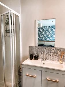 A bathroom at Luxury Sea View Apartment