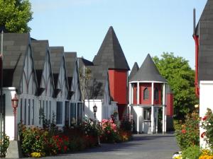 szereg domów z kwiatami na ulicy w obiekcie Camelot Motor Lodge w mieście Christchurch