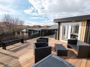 een terras met banken en stoelen in een huis bij Holiday home Fanø XCVIII in Fanø