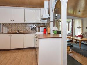 Kuchyň nebo kuchyňský kout v ubytování 6 person holiday home in Toftlund